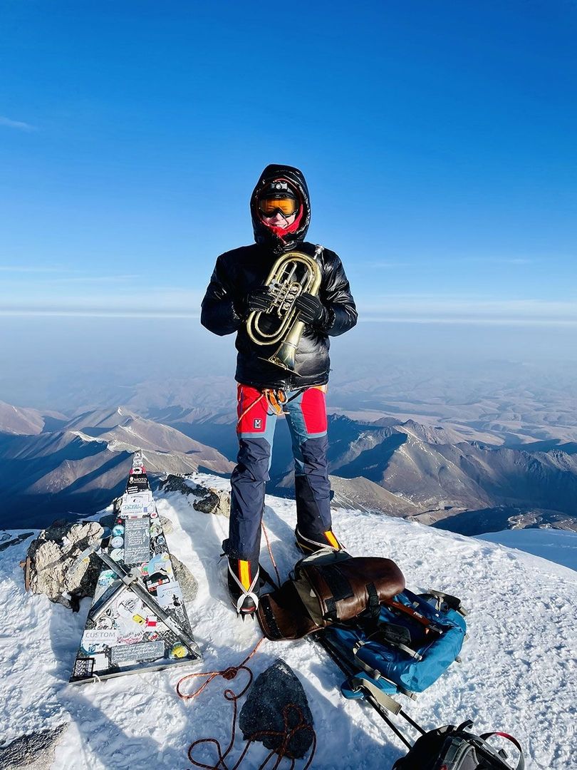 Johannes Ettlinger auf einem Berg mit seiner Basstrompete