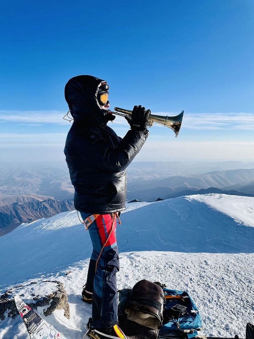 Johannes Ettlinger auf einem Berg mit seiner Basstrompete